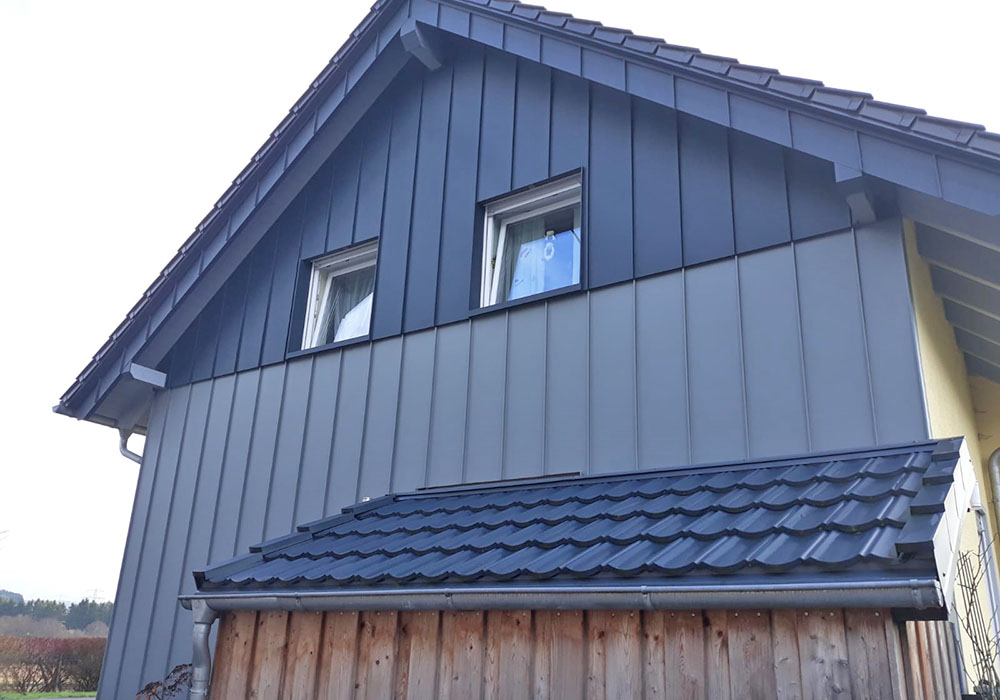 Haus mit Stehfalz-Fassadenbekleidung