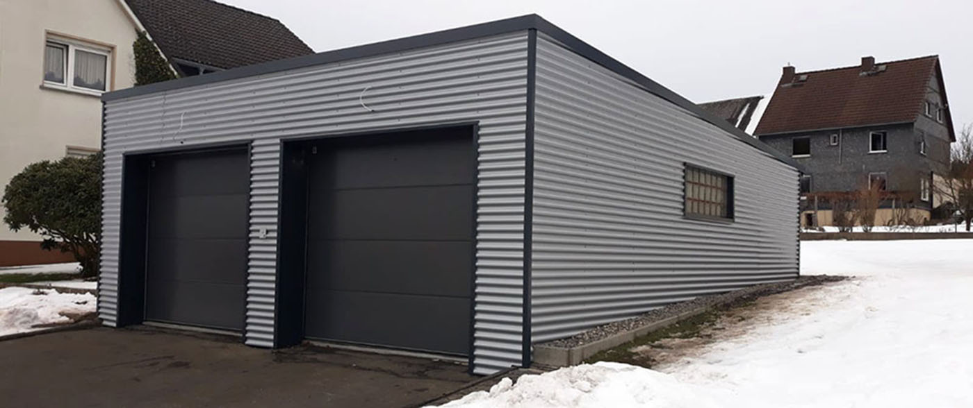 Garage mit Fassadenbekleidung aus Metall