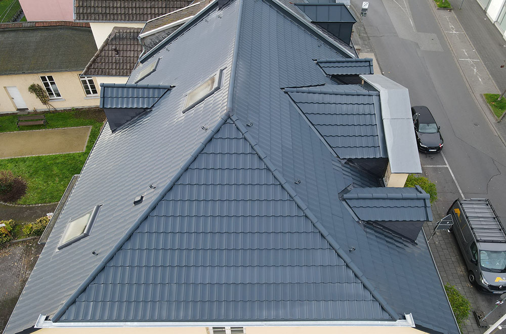 Haus mit neuem TwinTile Metalldach